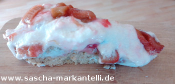 Stck Rhabarberkuchen mit Erdbeeren