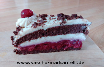 Stück Schwarzwälder Kirschkuchen mit Kirschen aus dem Glas