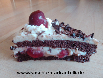 Stück Schwarzwälder Kirschkuchen mit frischen Kirschen